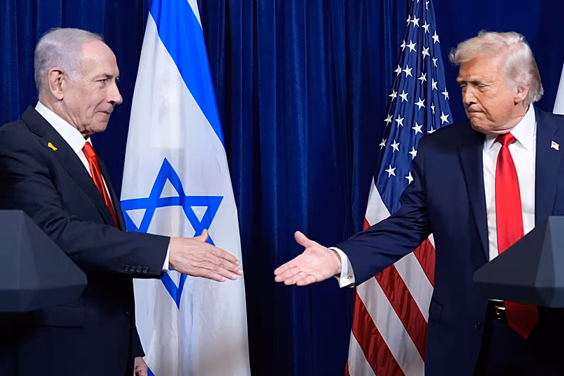 Le président américain Donald Trump serre la main du Premier ministre israélien Benjamin Netanyahu à Mar-a-Lago, le 29 décembre 2025.
