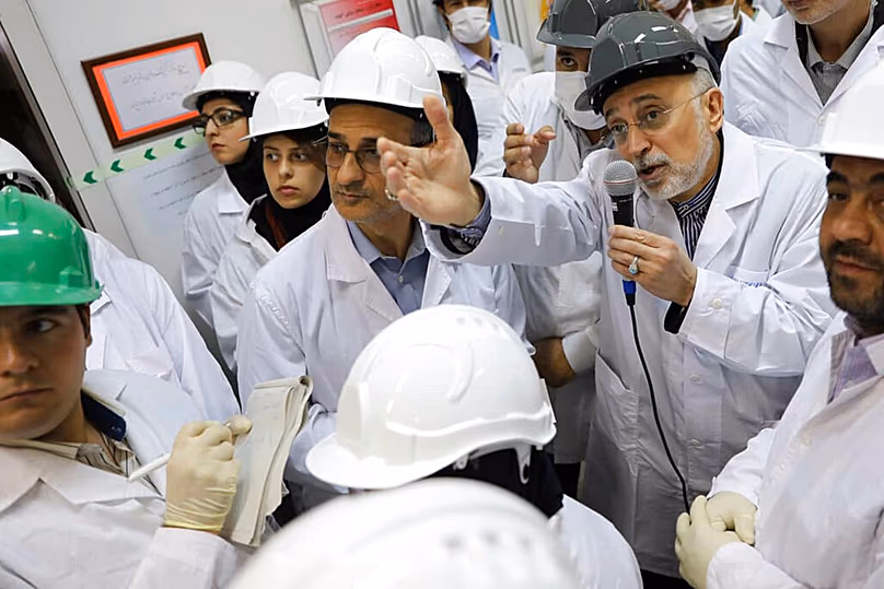 DOSSIER - Sur cette photo du 4 novembre 2019 de l'Organisation iranienne de l'énergie atomique, Ali Akbar Salehi s'entretient avec les médias lors de sa visite à l'installation d'enrichissement de Natanz, dans le centre de l'Iran.