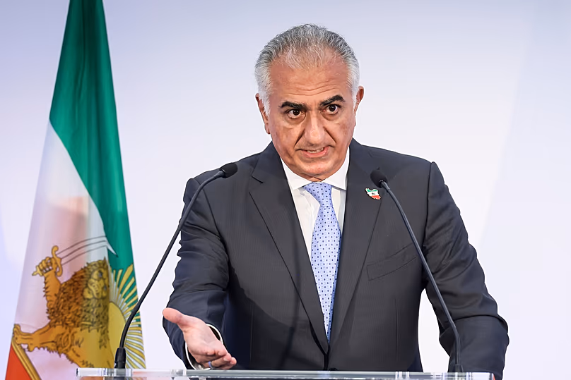 Reza Pahlavi, le fils du Shah Mohammad Reza Pahlavi, renversé en Iran, s'exprime lors d'une conférence de presse à Paris, le 23 juin 2025.