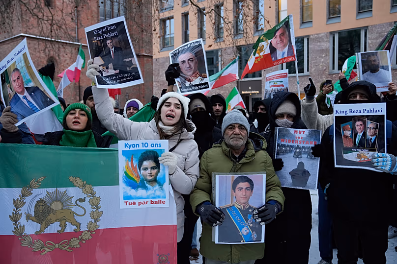 Des manifestants montrent une photo du prince héritier Reza Pahlavi lors d'une manifestation à Berlin, le 9 janvier 2026.