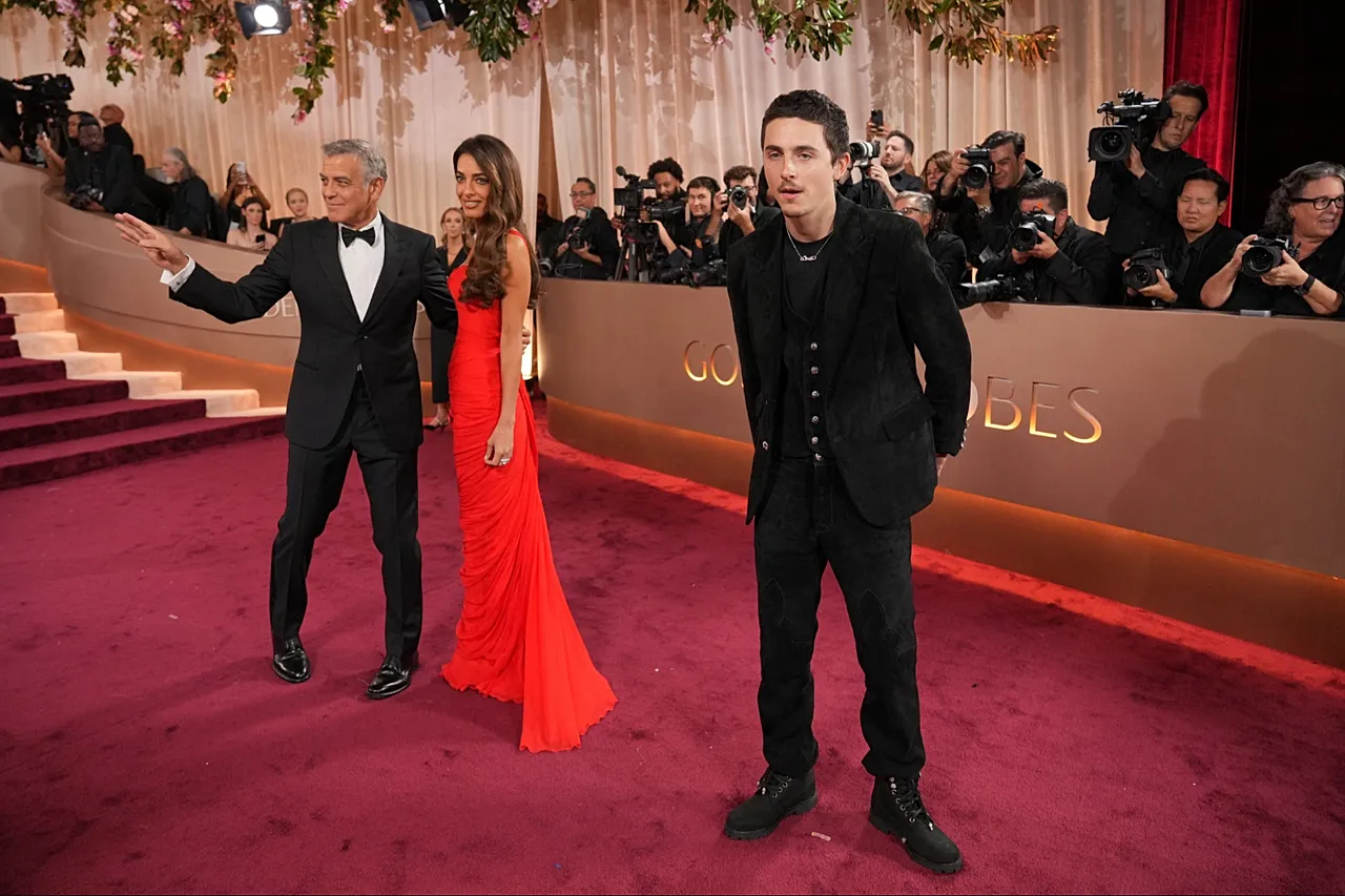 Intelligent ou décontracté ? George et Amal Clooney arrivent aux côtés de Timothée Chalamet aux Golden Globes