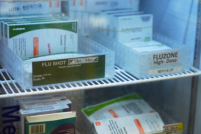Des vaccins contre la grippe sont visibles dans un réfrigérateur des Services de santé communautaire internationaux, le mercredi 10 septembre 2025, à Seattle.