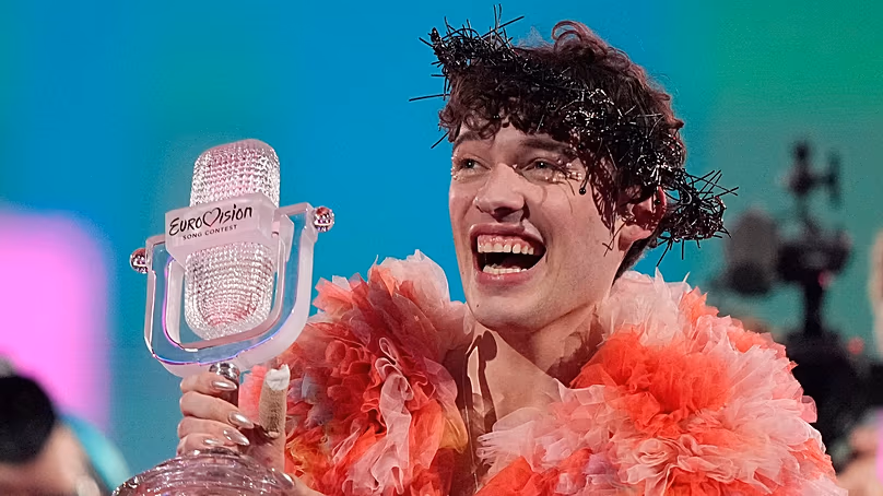 Nemo, de Suisse, célèbre après avoir remporté la grande finale du Concours Eurovision de la chanson à Malmö, en Suède, le 12 mai 2024.
