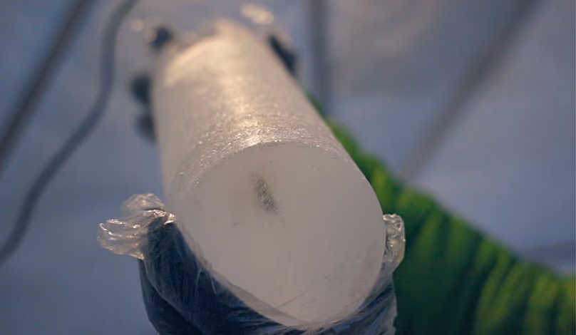 Une carotte de glace prélevée au Grand Combin en Suisse en 2025.