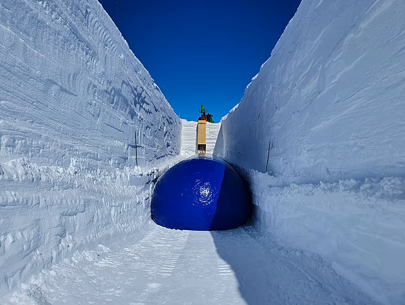 Les chercheurs ont construit la grotte de glace à l'aide d'un ballon géant.