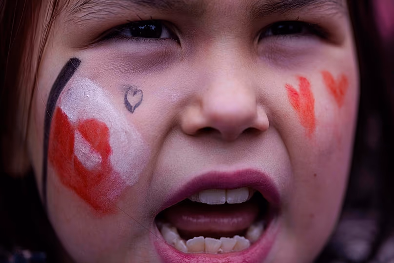 Une jeune fille crie lors d'une manifestation contre la politique de Trump envers le Groenland devant le consulat américain à Nuuk, au Groenland, le samedi 17 janvier 2026.