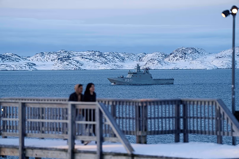 Le navire militaire HDMS Ejnar Mikkelsen de la Marine royale danoise patrouille près de Nuuk, au Groenland, le jeudi 15 janvier 2026.