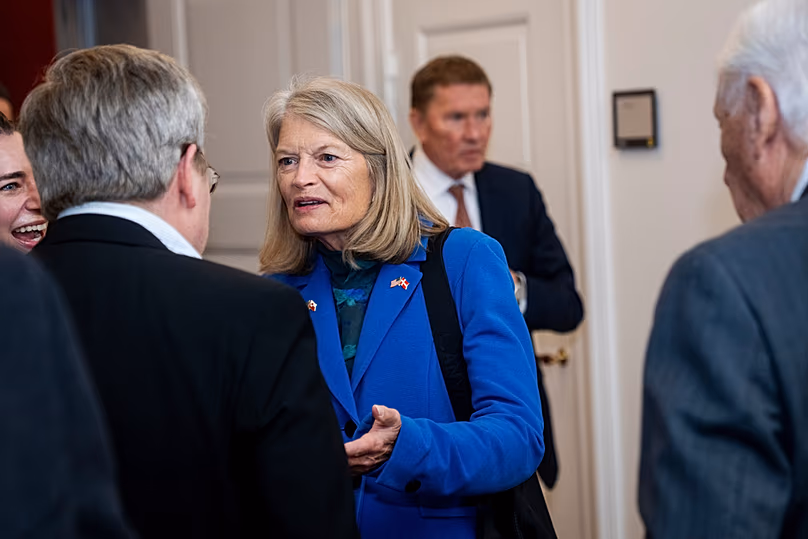 La sénatrice Lisa Murkowski arrive alors que des membres du Parlement danois et un comité groenlandais rencontrent des membres du Congrès américain à Copenhague, le vendredi 16 janvier 2026.