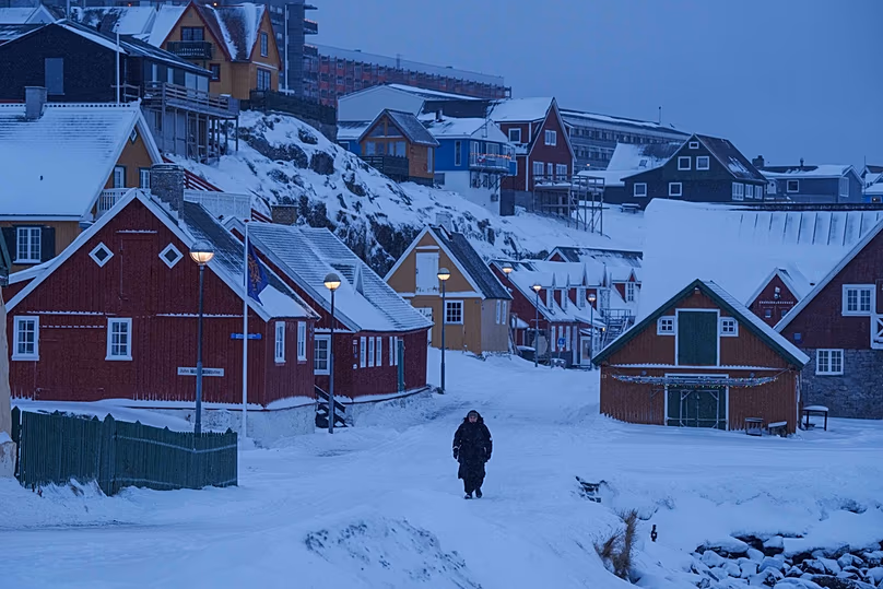 Une personne marche dans une rue enneigée à Nuuk, au Groenland, le 19 janvier 2026