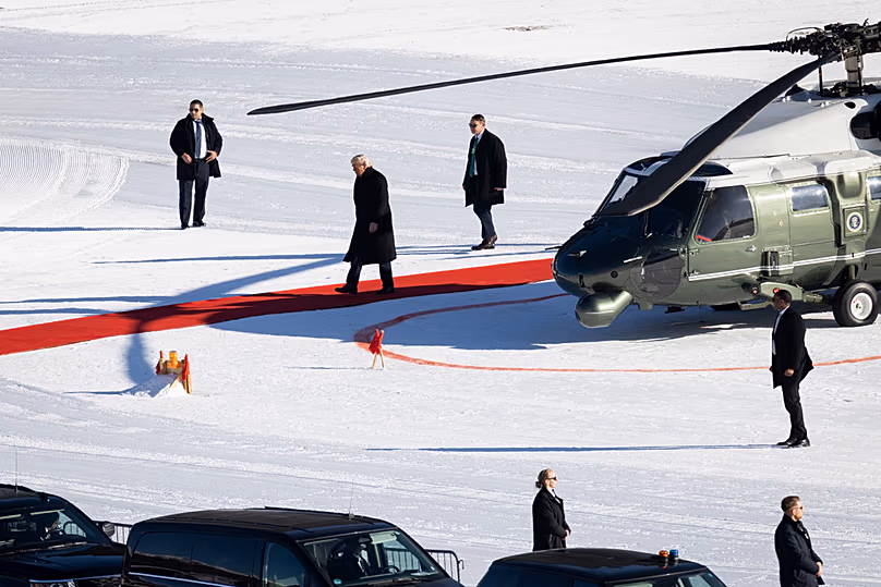 Le président américain Donald Trump sort de l'hélicoptère Marine One alors qu'il arrive à la 56e réunion annuelle du Forum économique mondial à Davos, le 21 janvier 2026.