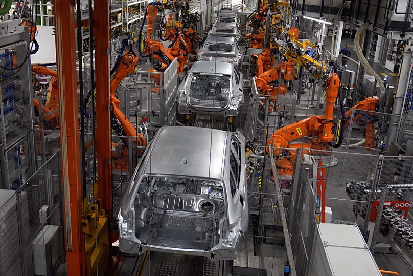 Des robots travaillent sur des voitures du constructeur automobile allemand BMW sur une chaîne de montage à Munich, le 22 octobre 2021