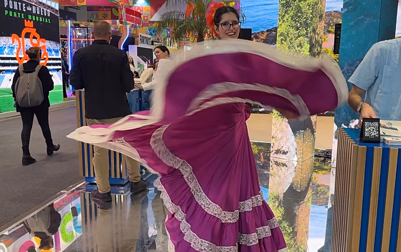 Représentant du stand de Porto Rico à Fitur 2026.