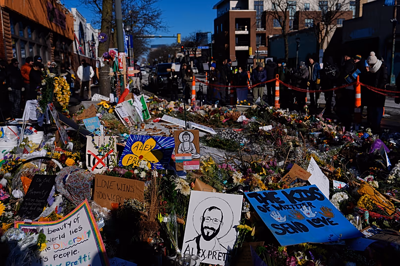 Hommages à Alex Pretti sur les lieux où il a été mortellement abattu par un officier de la patrouille frontalière américaine à Minneapolis, le 27 janvier 2026