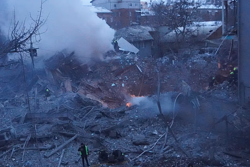 Le personnel des services d'urgence s'efforce d'éteindre un incendie suite à une attaque de missile russe à Kharkiv, en Ukraine, le vendredi 2 janvier 2026.