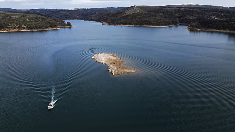 Un îlot récemment émergé est observé au bord du lac Marathon, près d'Athènes, en Grèce, le 6 janvier 2026, alors que la baisse des niveaux d'eau reflète des années de faibles précipitations.
