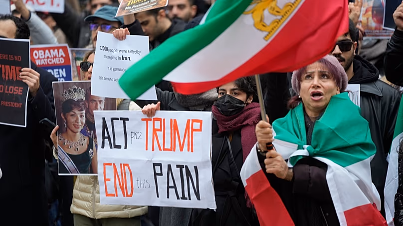 Des manifestants participent à une manifestation de soutien aux manifestants en Iran, devant le consulat américain à Milan, en Italie, le mardi 13 janvier 2026.