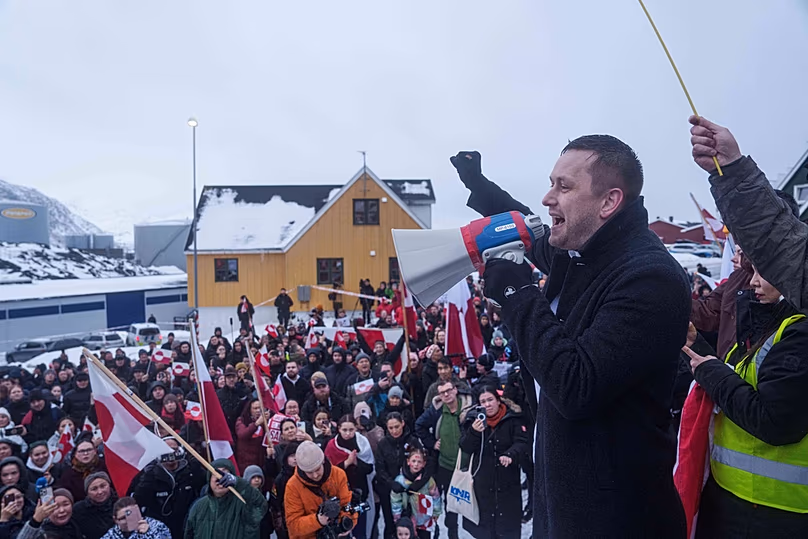 Le Premier ministre groenlandais Jens-Frederik Nielsen s'exprime lors d'une manifestation contre la politique de Trump à l'égard du Groenland devant le consulat américain à Nuuk, le samedi 17 janvier 2026.