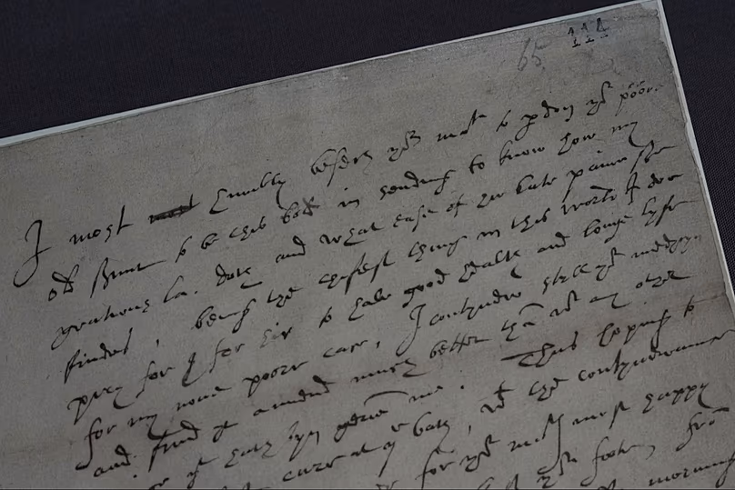 Une lettre du XVIe siècle écrite par Robert Dudley, 1er comte de Leicester, à la reine Elizabeth I, montre deux points au-dessus du mot « pauvre », le surnom donné par le monarque à Dudley.