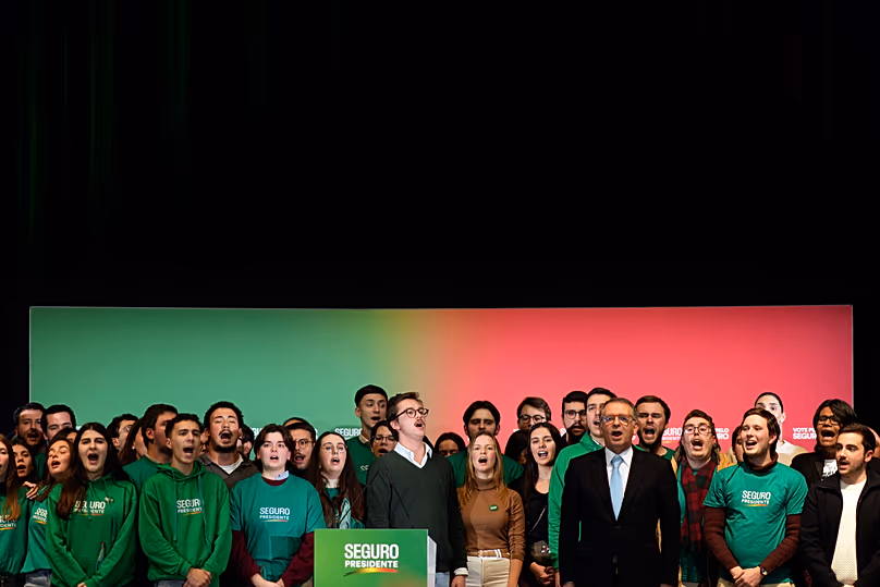 Le candidat à la présidentielle Antonio José Seguro chante l'hymne national sur scène à la fin de son rassemblement de clôture de campagne, à Lisbonne, le vendredi 16 janvier 2026.