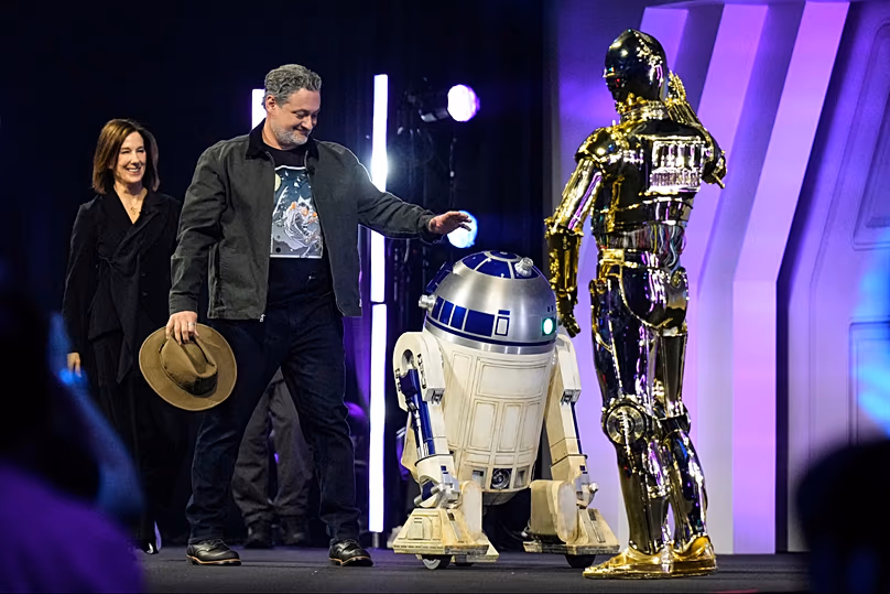 DOSSIER : Kathleen Kennedy et le réalisateur Dave Filoni rencontrent R2-D2 et C3PO lors d'une convention de fans Star Wars à Chiba, près de Tokyo, Japon, le 18 août 2025
