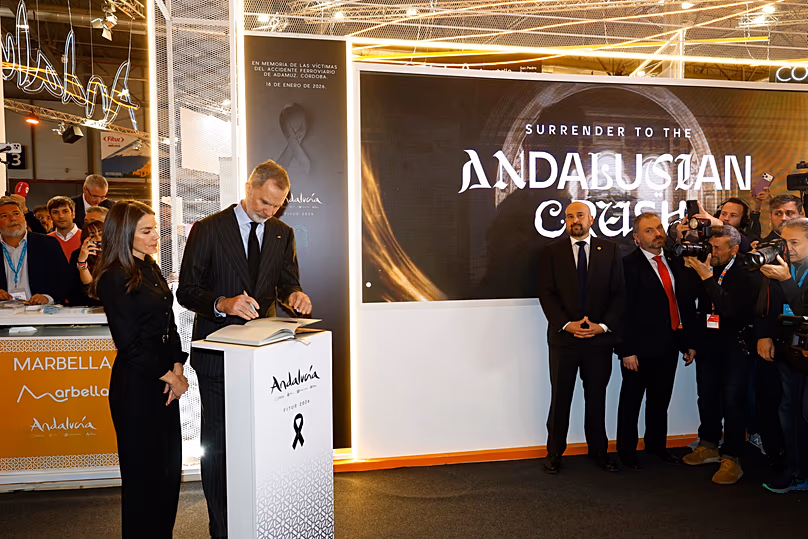 Le roi Felipe VI signe le livre de condoléances pour les victimes d'Adamuz à Fitur le 22 janvier 2026.