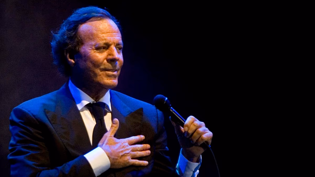 "Je n'ai jamais ressenti une telle méchanceté" : Julio Iglesias nie les allégations d'abus sexuels
