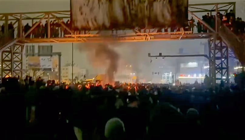 Capture d'écran d'images circulant sur les réseaux sociaux montrant des manifestants autour d'un feu de joie lors d'une manifestation à Téhéran, en Iran, le vendredi 9 janvier 2026.