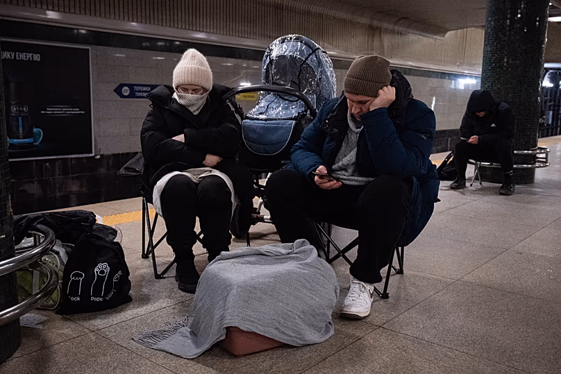 De nombreux habitants de Kiev ont passé la nuit dans les stations de métro fuyant les bombardements russes