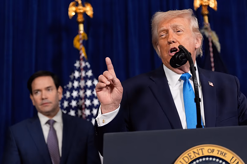 Le président Donald Trump s'exprime lors d'une conférence de presse à Mar-a-Lago, le samedi 3 janvier 2026, à Palm Beach, en Floride, sous l'écoute du secrétaire d'État Marco Rubio.