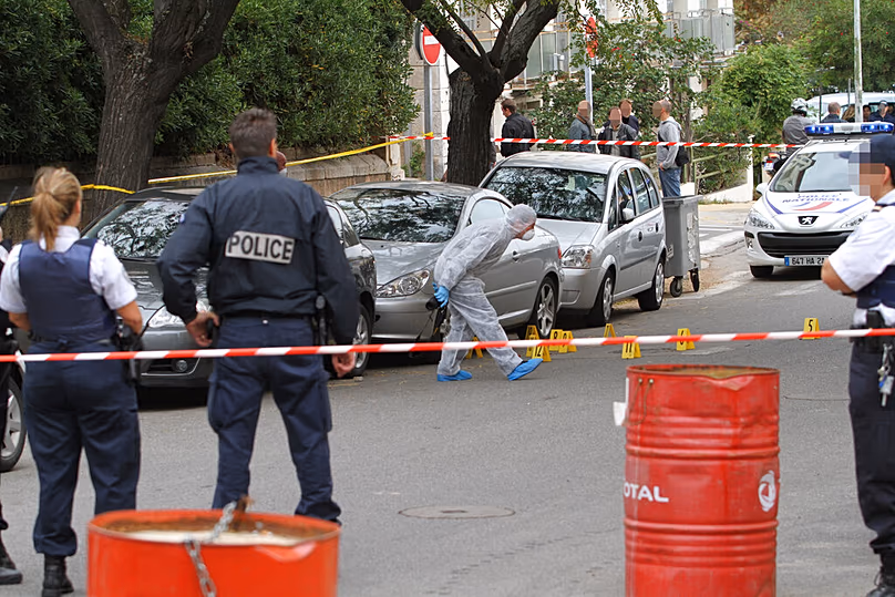 DOSSIER : Des policiers à la recherche d'indices après l'assassinat du nationaliste corse Antoine Nivaggioni à Ajaccio, Corse, le 18 octobre 2010