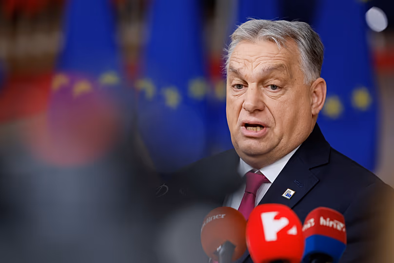 Le Premier ministre hongrois Viktor Orbán s'adresse aux médias à son arrivée au sommet de l'UE à Bruxelles, le 18 décembre 2025.