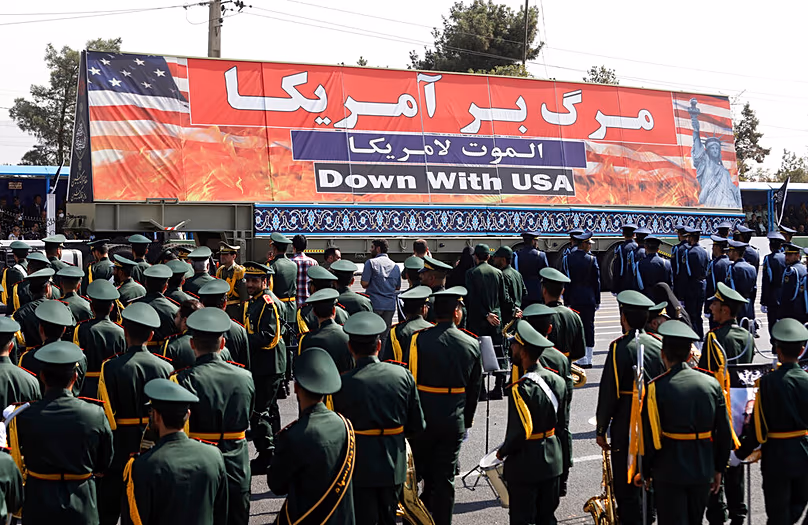 DOSSIER – Une banderole anti-américaine est portée sur un camion lors d’un défilé militaire commémorant l’anniversaire du début de la guerre Irak-Iran de 1980-88.