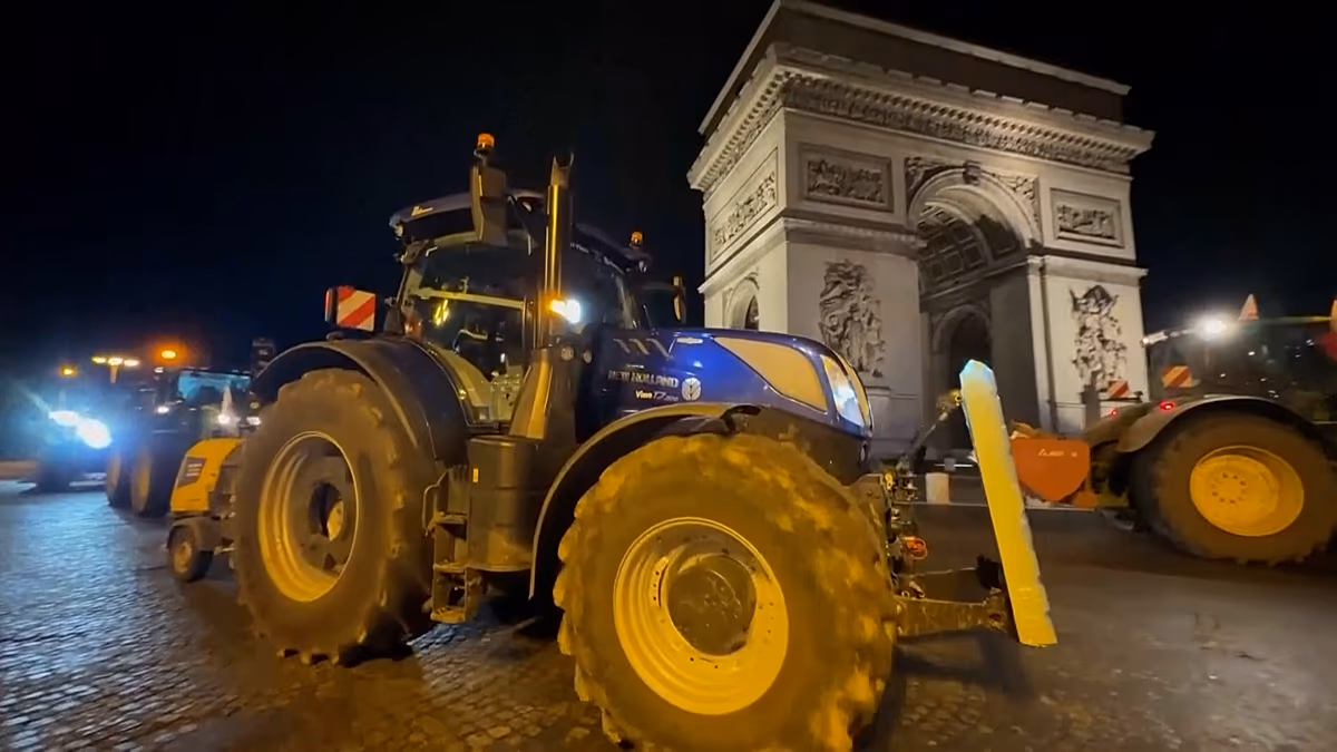 Les agriculteurs français entourent Paris avec des tracteurs suite à l'accord UE-Mercosur