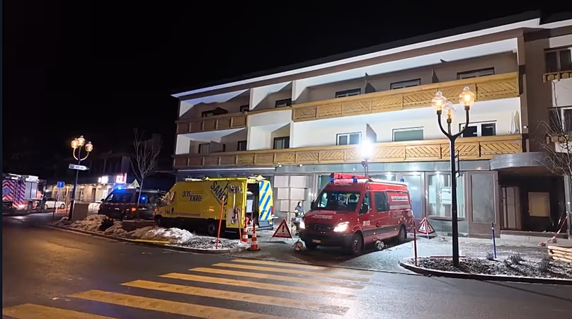 Secouristes dans la zone où un incendie s'est déclaré, faisant des morts et des blessés, lors de la célébration du Nouvel An, à Crans-Montana, Alpes suisses, Suisse, le jeudi 1er janvier 2026