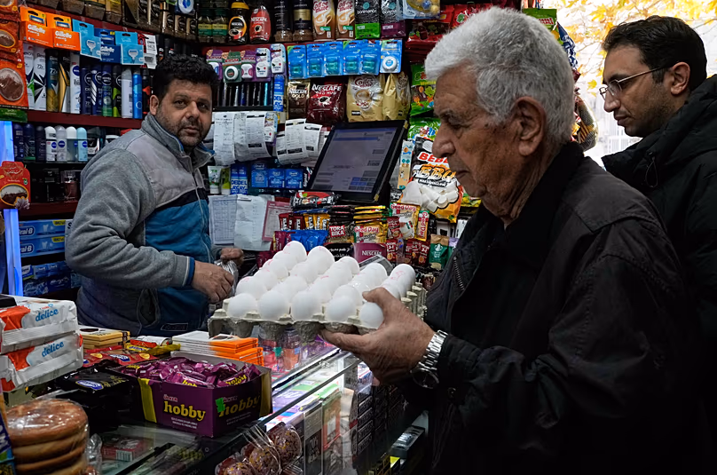 Un homme achète des œufs dans une épicerie du nord de Téhéran, le 6 janvier 2026.