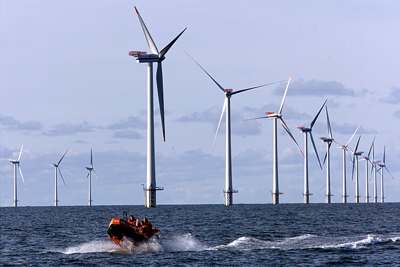 Un bateau pneumatique rapide longe les éoliennes offshore de 110 mètres de haut installées dans la mer du Nord, à 14 km à l'ouest du petit village de Blavand, près d'Esbjerg, au Danemark.