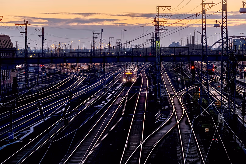 Des rails vides sont photographiés à l’extérieur de la gare centrale de Francfort, en Allemagne, le mardi 9 janvier 2024.