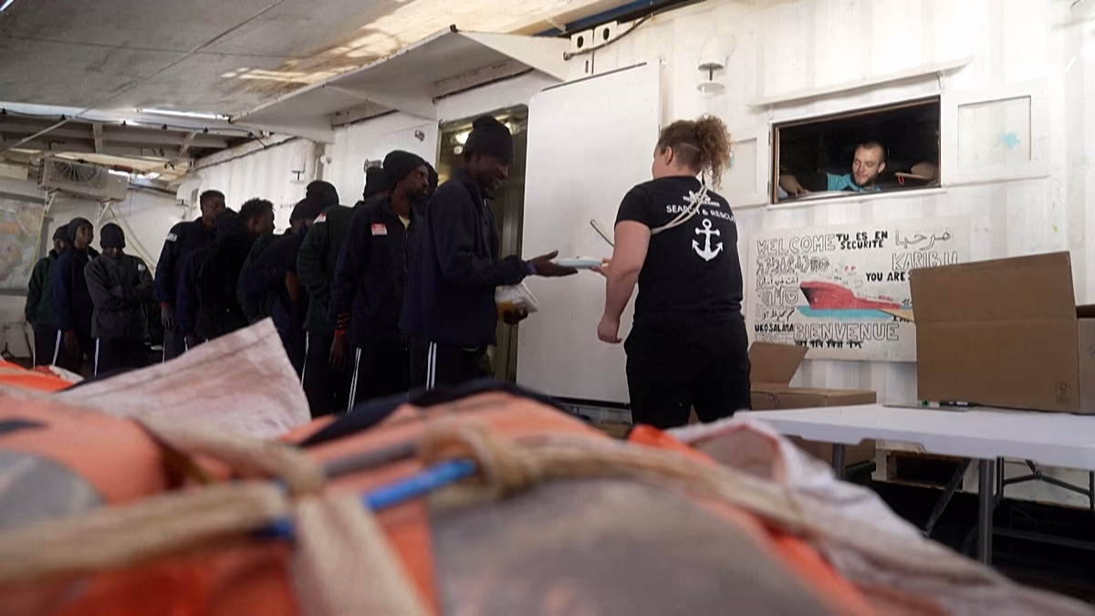 Les rescapés du naufrage trouvent réconfort à bord du navire SOS Méditerranée