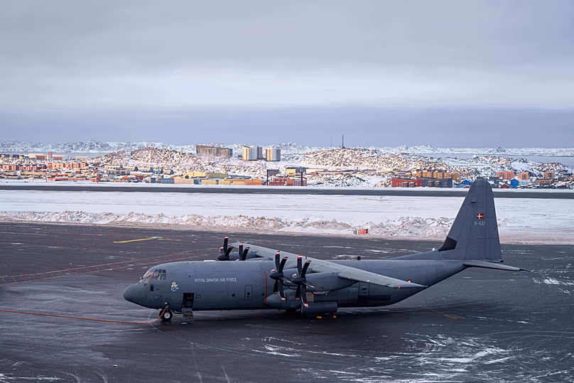 Un avion militaire de la Royal Danish Air Force est aperçu à l'aéroport de Nuuk, le 15 janvier 2026.