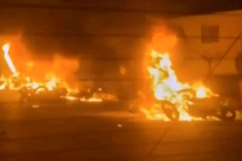 Dans cette capture d'image d'une vidéo de manifestants bloquent une intersection à Téhéran, le 8 janvier 2026.