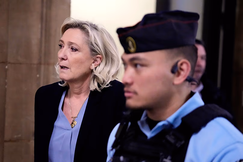 Marine Le Pen quitte la salle d'audience lors d'une courte pause lors de son procès en appel à Paris, mardi 20 janvier 2026