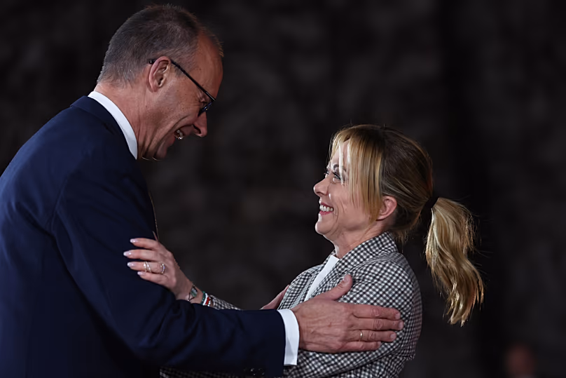 Le chancelier allemand Friedrich Merz reçoit la Première ministre italienne Giorgia Meloni à la Chancellerie de Berlin, le 15 décembre 2025.