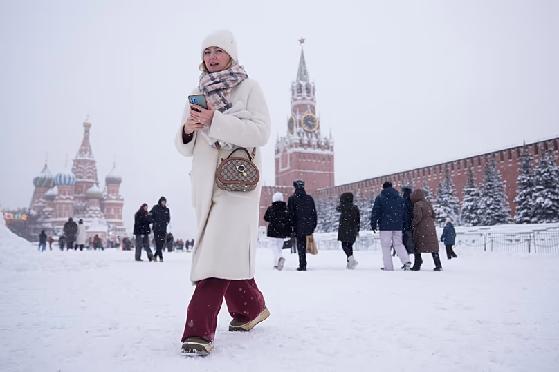 Des gens marchent le long de la Place Rouge lors de fortes chutes de neige à Moscou, le 29 janvier 2026.