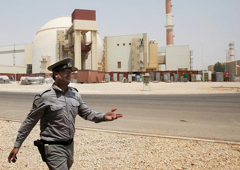 Un agent de sécurité iranien dirige les médias à la centrale nucléaire de Bouchehr, le 21 août 2010.