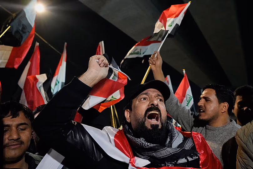 Des manifestants scandent des slogans lors d'une manifestation contre le président américain Donald Trump à Bagdad, le 28 janvier 2026.