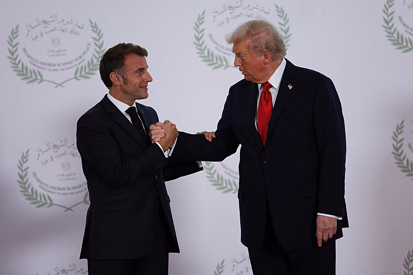 DOSSIER : Le président américain Donald Trump et le président français Emmanuel Macron se serrent la main alors qu'ils posent pour une photo à Charm el-Cheikh, le 13 octobre 2025