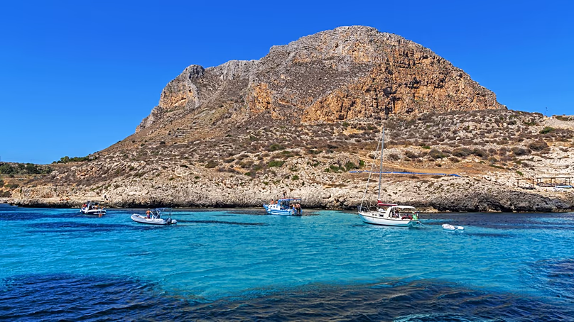 Les eaux bleues de l'île de Favignana en Sicile.