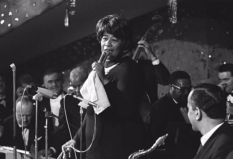 DOSSIER : Ella Fitzgerald sur scène au « Bal Pare », un événement social majeur à Munich, en Allemagne, le 21 janvier 1967, pendant la saison du carnaval.