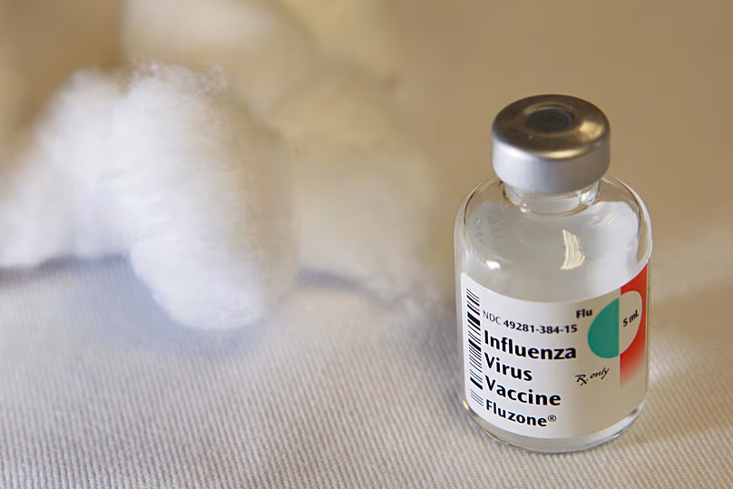 Un flacon contenant une dose de vaccin contre la grippe saisonnière est visible sur une table avec des boules de coton où les vaccins contre la grippe étaient administrés à Boston le jeudi 1er octobre 2009.