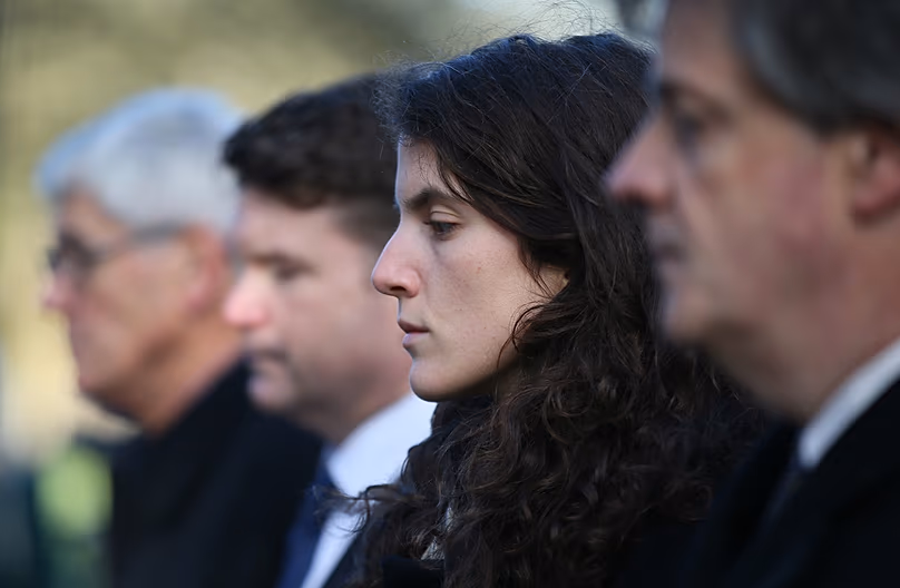 Tatiana Schlossberg, deuxième à droite, petite-fille du président JF Kennedy, fait une pause pour un moment de silence lors d'une cérémonie au mémorial JFK de Runnymede, en Angleterre, en novembre 2013.
